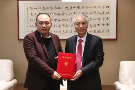 董事长颁发捐赠证书2